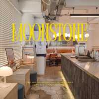 แวะชิลคาเฟ่ริมทะเลสุดฮิตที่ MOONSTo̲̲NE