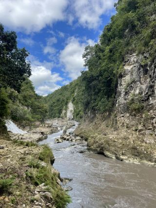 A Visit to Air Terjun Tanggedu – Sumba’s Stunning Waterfall Adventure 🌿💦