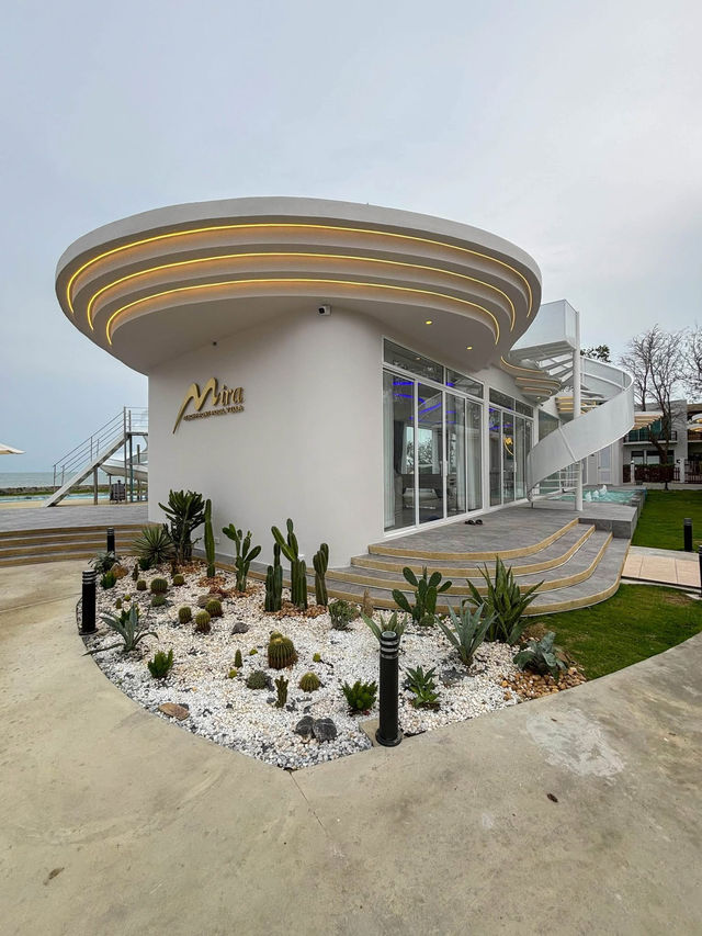 Mira Beachfront Pool Villa Cha-am