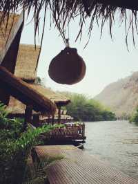 พักผ่อนกลางสายน้ำ ที่ The FloatHouse River Kwai