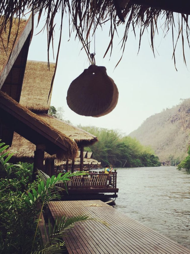 พักผ่อนกลางสายน้ำ ที่ The FloatHouse River Kwai