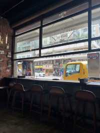 《工業風打卡Cafe🔥睇住電車路食野幾Chill》