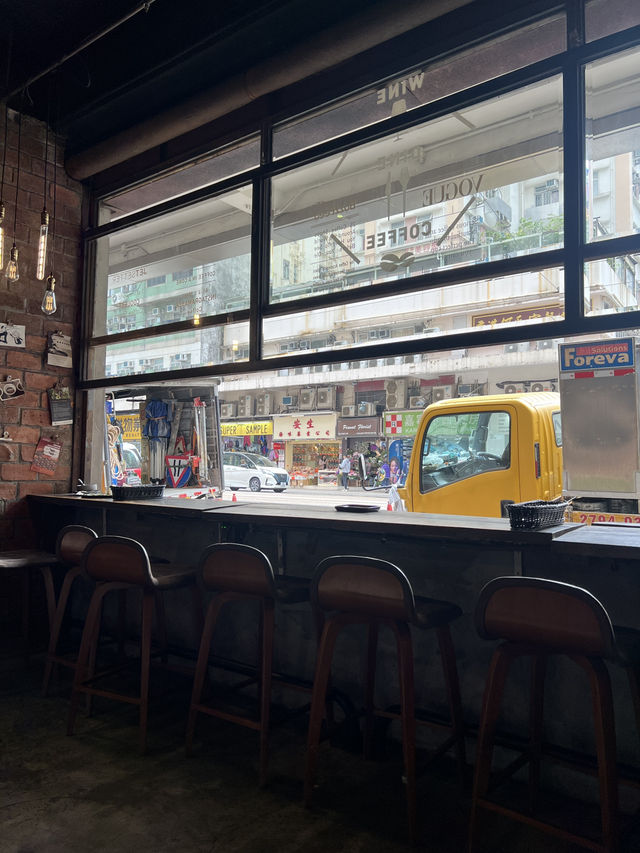  《工業風打卡Cafe🔥睇住電車路食野幾Chill》