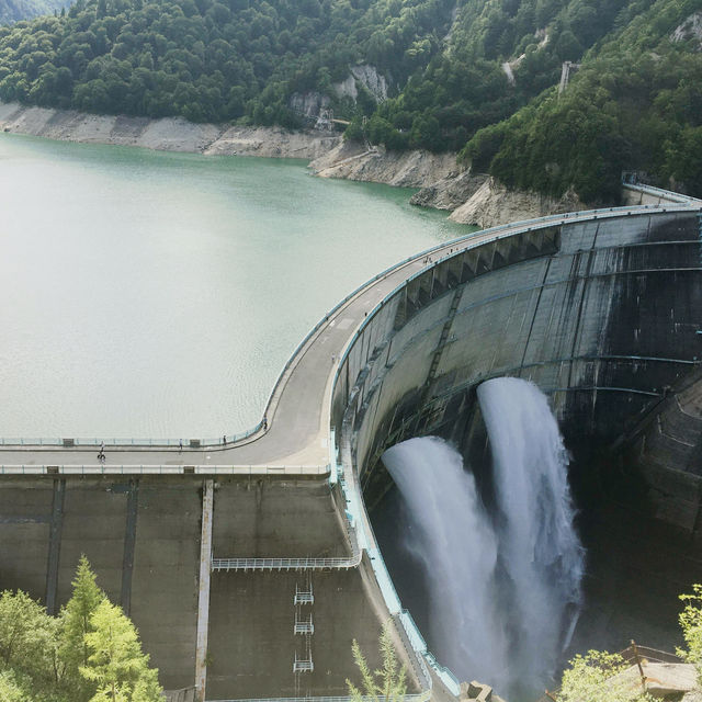 【黒部ダム】圧巻の放水と絶景を体感！