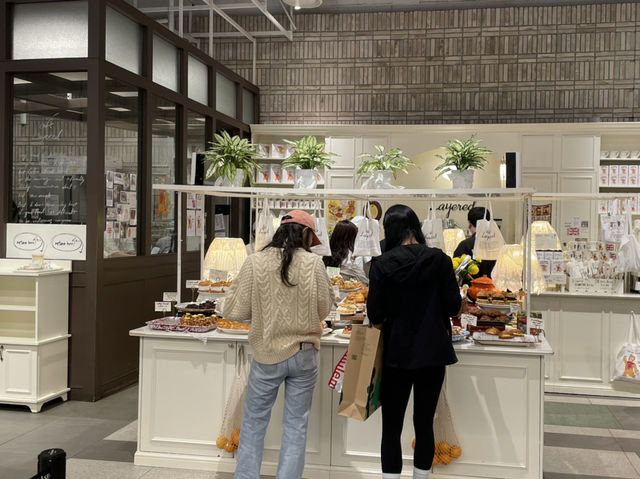 화이트 감성 분위기가 매력적인 카페 레이어드 더현대서울점