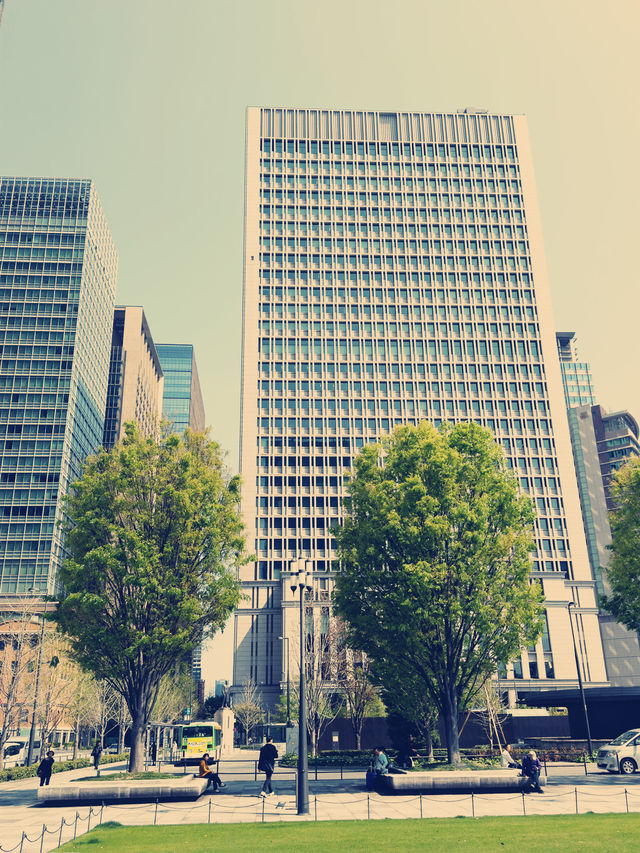 東京｜地鐵丸ノ內線｜都市活力與文化魅力的紅色脈動