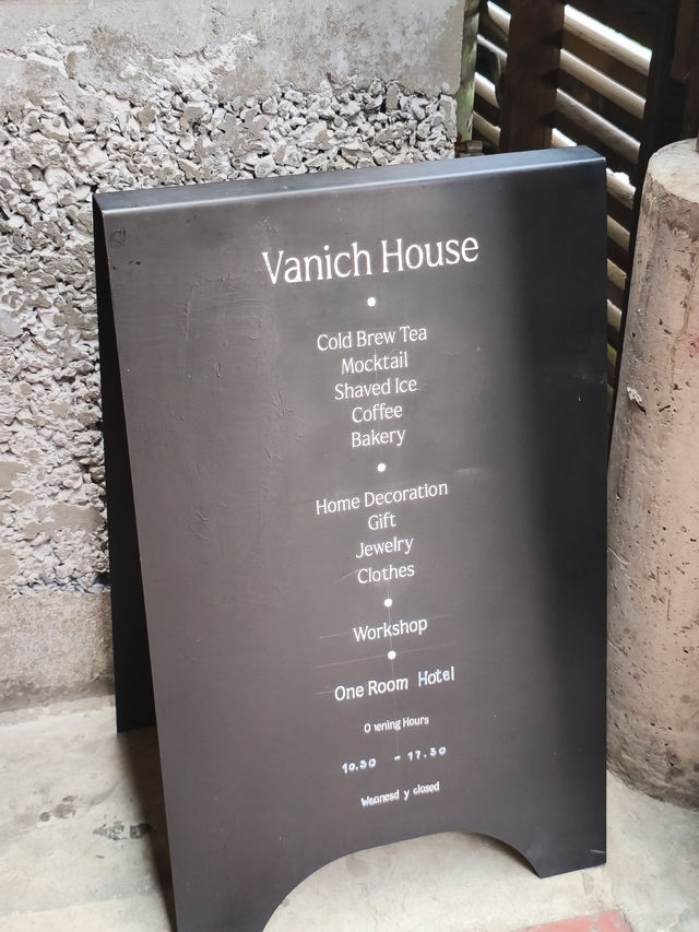 曼谷｜ 偶遇 Vanich House 大學生手作市集，現場氣氛好到不想離開💕
