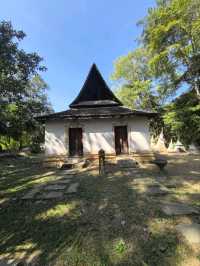 วัดโคกศรีษะเกษ: ชมจิตรกรรมฝาผนังบนเพดานในฤดูฝน