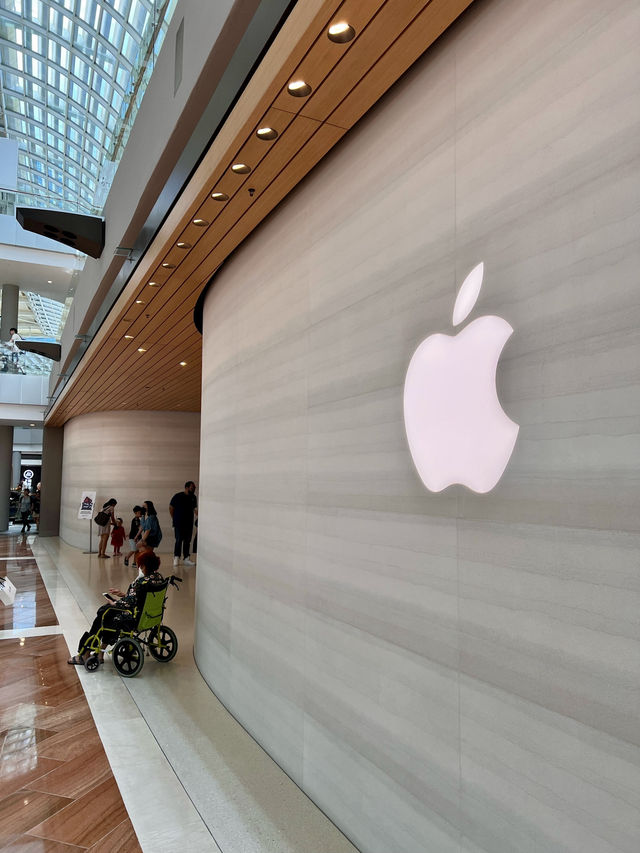 🍎 Tree or Tech? Where Are These Apple Stores?