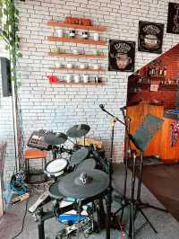 Kedai Teres Parapat: Cozy Orange-Hued Café with Aromatic Coffee & Weekend Vibes 