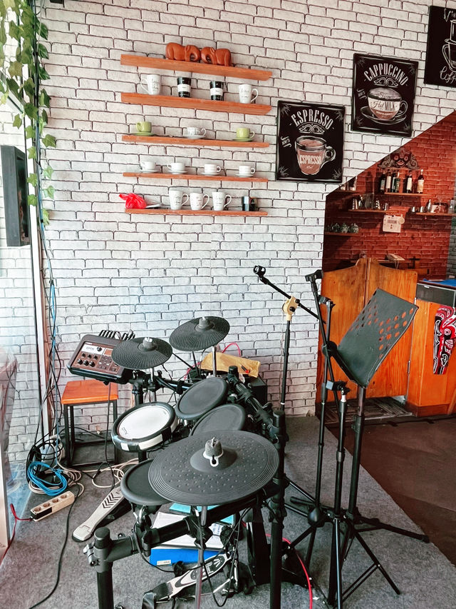 Kedai Teres Parapat: Cozy Orange-Hued Café with Aromatic Coffee & Weekend Vibes 