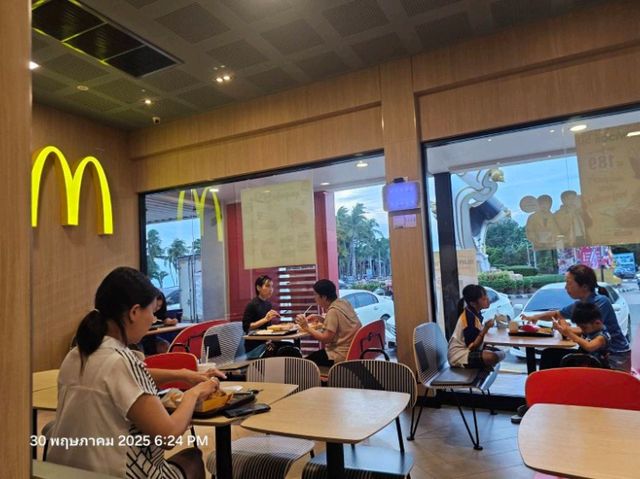 🍔🌊 "McDonald’s บางแสน – เบอร์เกอร์ไก่ริมทะเล