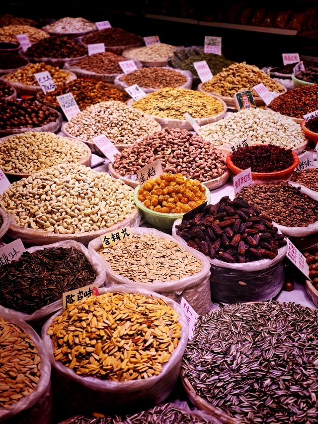 Go with an empty stomach to this market in Kunming