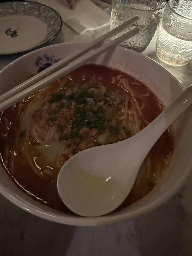 홍콩의 야경과 함께하는 베이징 덕