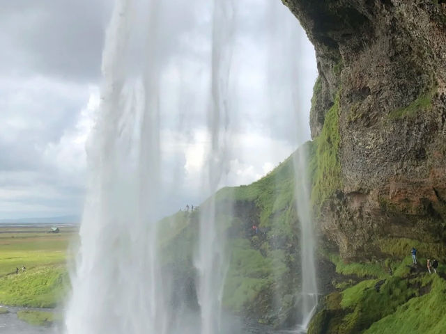 Seljalandsfoss: Iceland's Summer Must-See Waterfall! 🇮🇸💦