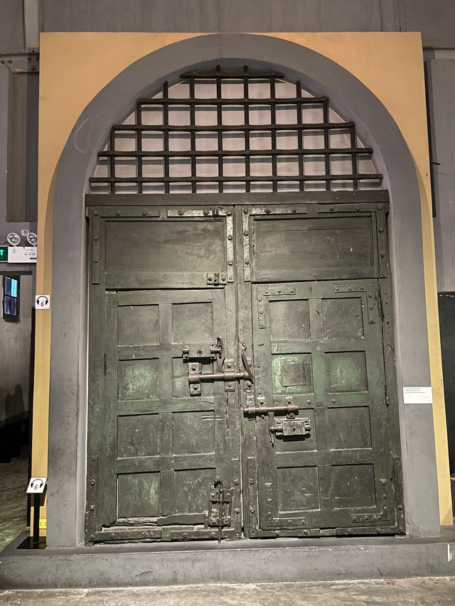 ｜越南｜河內火爐監獄（Hoa Lo Prison）-鐵窗下的歷史印記