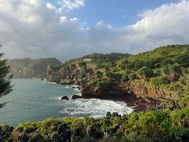 Yogyakarta: Speechless Beauty on the Coastal Cliffs! 🌊 