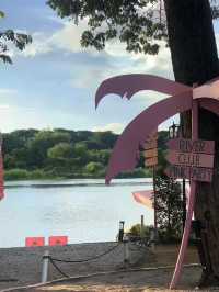 The Sky River Club บีชบาร์สีชมพูสุดคิวท์ริมน้ำกาญ