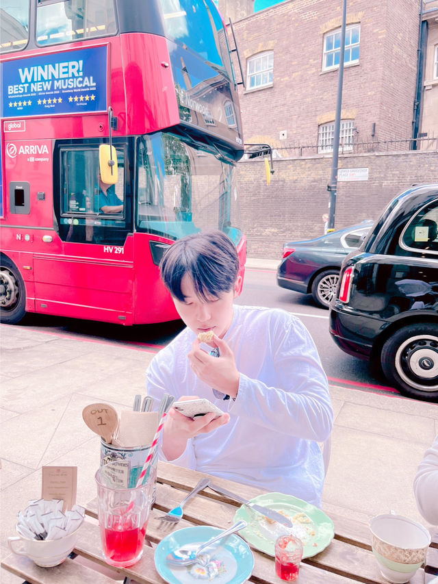 런던 거리에서 즐기는 afternoon tea☕️