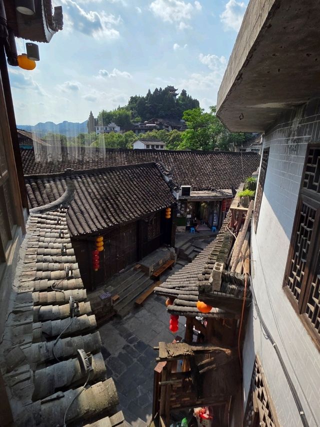 What's Furong Town like before night fall?