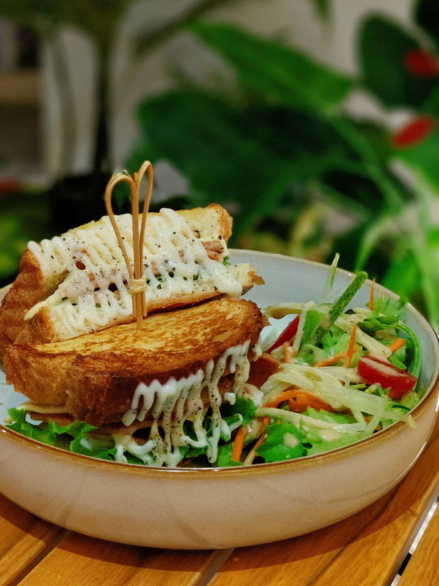 🌄 01 MO Café – Cozy Vegetarian-Friendly Brunch on the Road to Genting