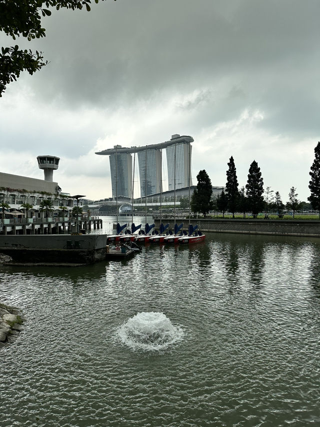 Calm Before the Rain: A Waterfront Stroll Near The Fullerton Bay Hotel