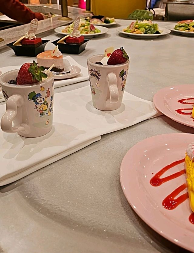 Dine in Wonderland in Queen of Hearts Banquet, Tokyo Disneyland