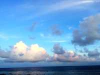 空と海が、すぐそこにある島で