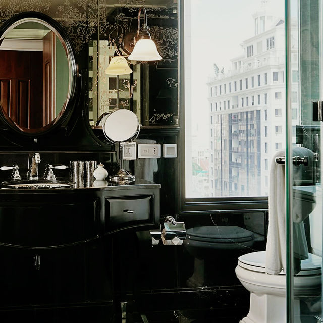 Vintage Glamour and Urban Edge