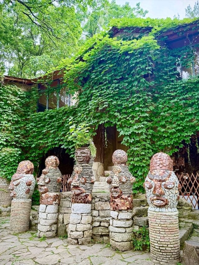 Statues at Yelang Valley