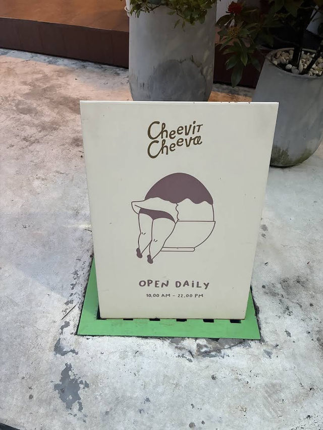 CheevitCheeva Hatyai, Bingsu Bliss in a Minimalist Haven