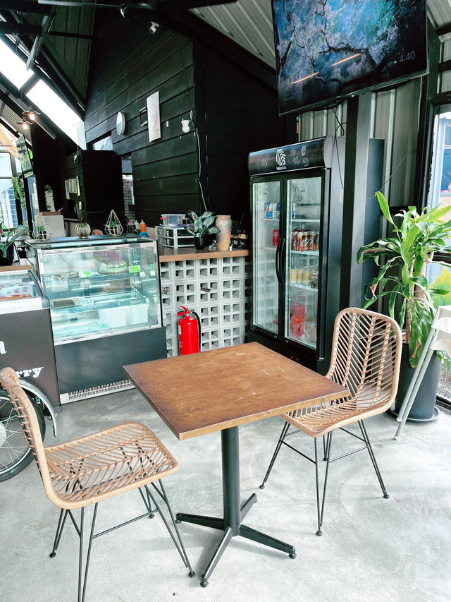 Lakeside Coffee Café: Tranquil Hideaway with Tasty Comfort Food