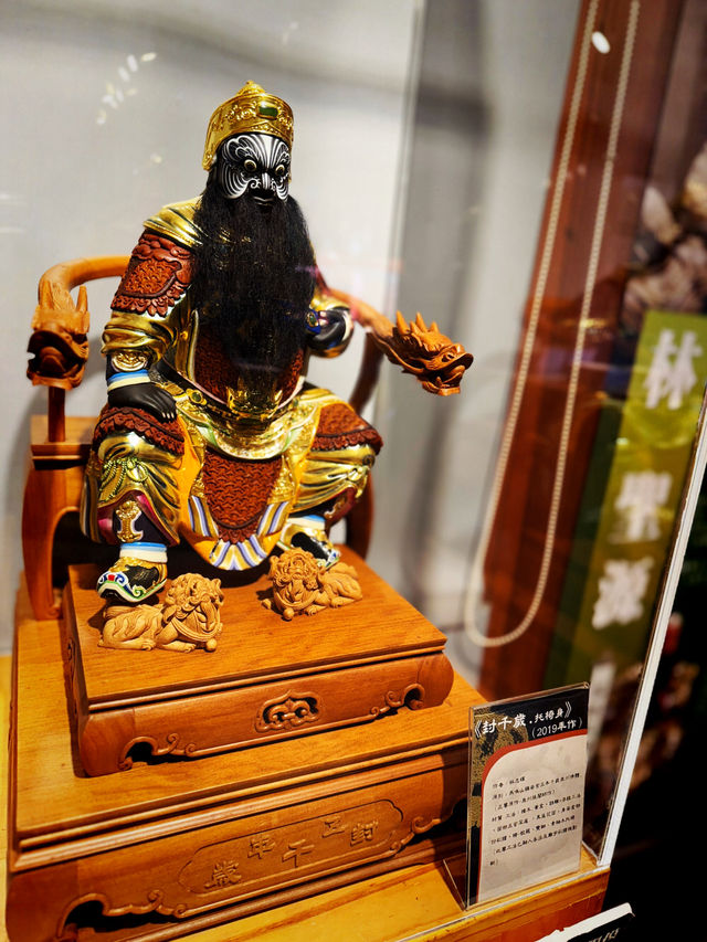 雲林北港｜工藝坊的「父子妝佛聯展」：一刀一筆，刻出信仰的延續 