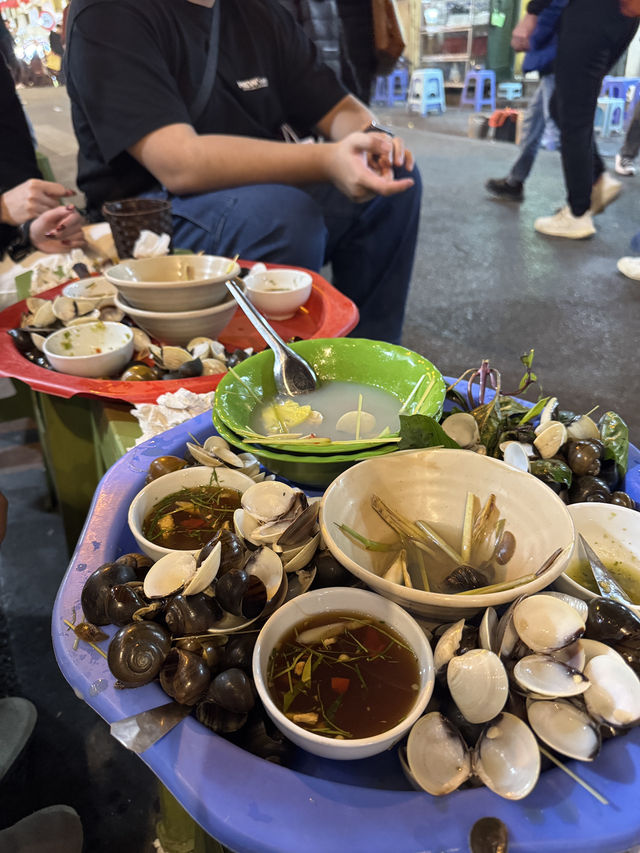 ร้านหอยลวกจิ้มอาหารท้องถิ่นที่ห้ามพลาดที่ฮานอย