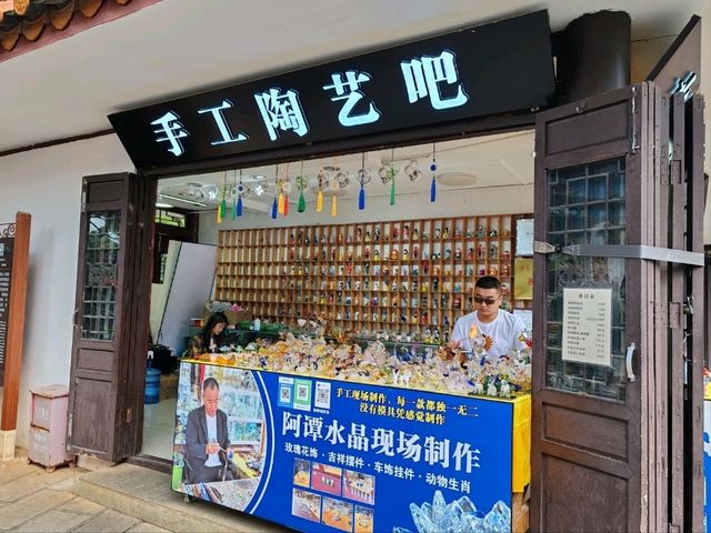Kunming's Green Lake: Timeless Charm and Market Vibes