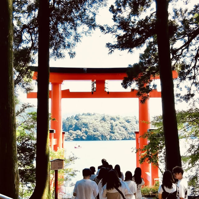🚢「微風湖上行，富士山與箱根山景盡收眼底。」