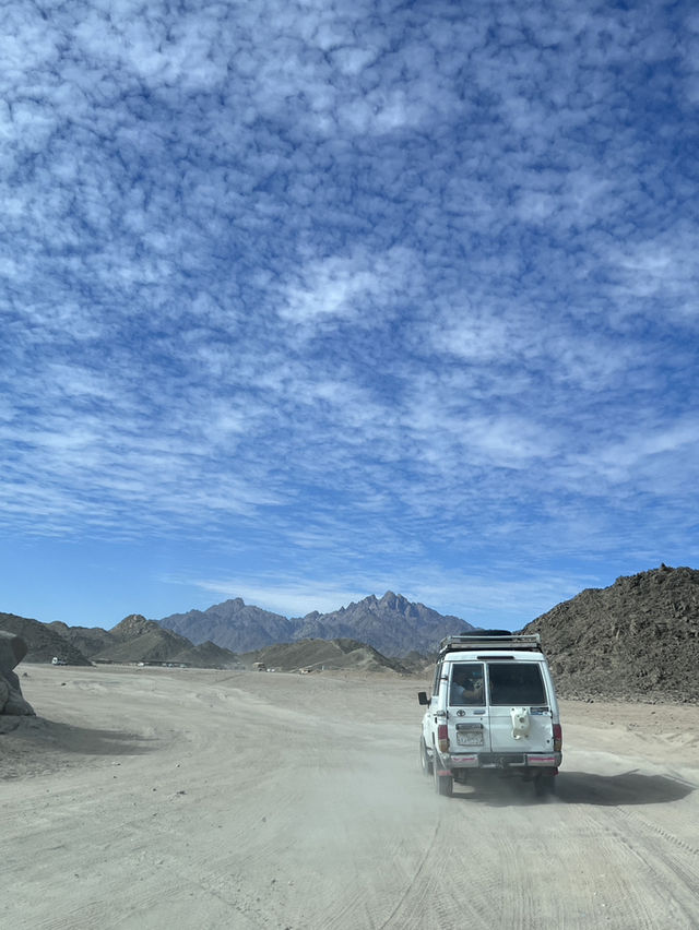 ［埃及旅遊］撒哈拉沙漠🏜️在一望無際的沙漠裡飆沙爬沙丘