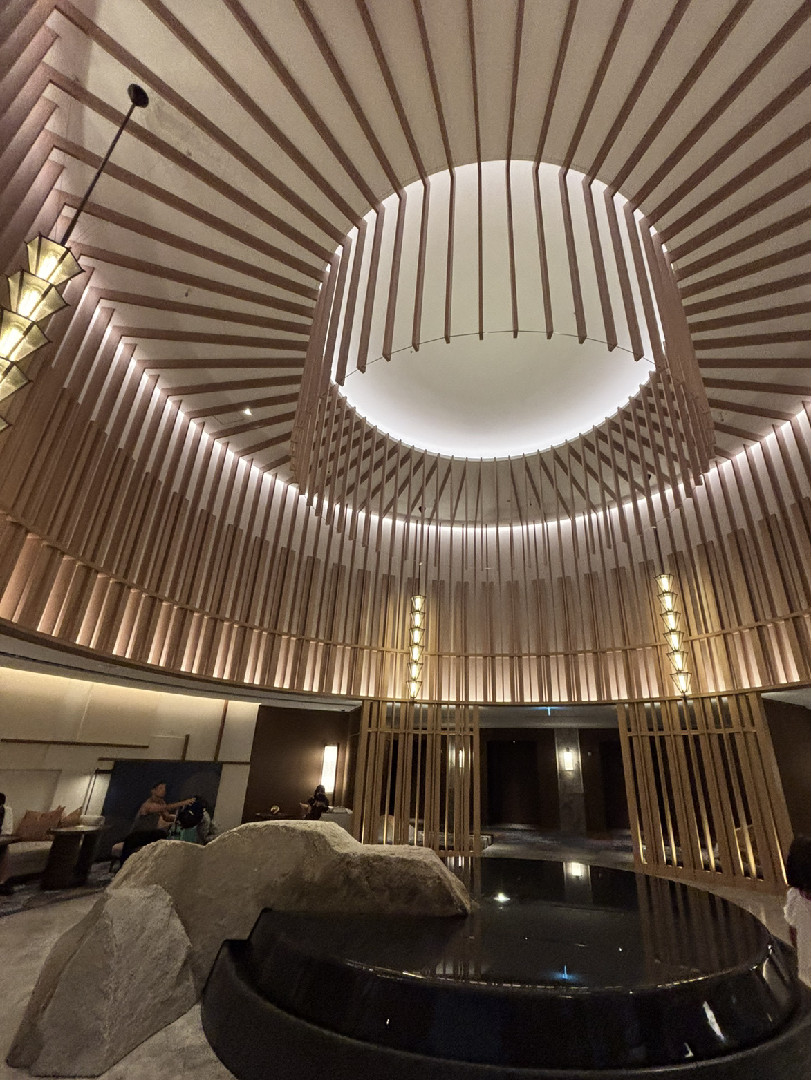 我參觀了大阪華爾道夫酒店,這是一家位於大阪站和梅田站附近的豪華酒店,將於2025年4月開幕。 ✨
這家飯店距離車站約5分鐘路程,靠近備受歡迎的格蘭綠園!
交通便利! 👌
步入酒店,時尚的藝術品和富麗堂皇的家具映入眼簾。 🤩
真是令人驚艷!
第一張照片是接待處。
飯店中央有一個噴泉,頂部的裝潢使噴泉顯得格外醒目。真的很酷。
特色餐廳和下午茶點也非常時尚!
大阪華爾道夫酒店地理位置優越,設計奢華,絕對值得一遊! !
#大阪萬博會
#大阪
#大阪飯店