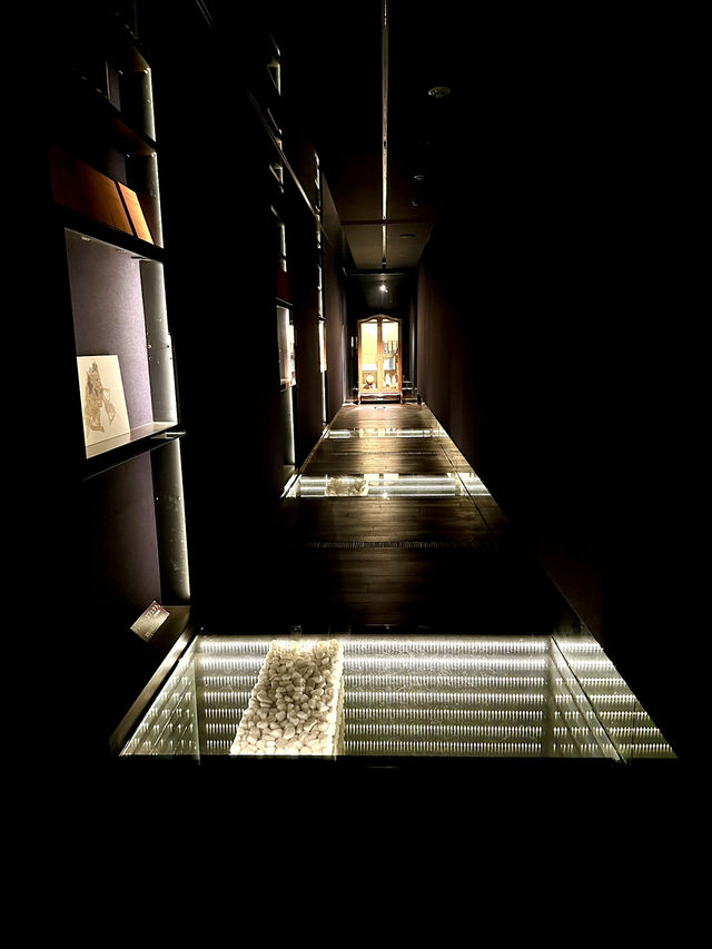 薄暗い中、壁一面に並べられた古書の壮観な風景 薄暗い中、壁一面に並べられた古書の壮観な風景