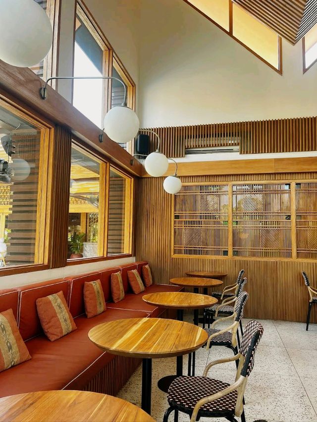 a refreshing escape that feels both cosmopolitan and deeply rooted in Bali’s creative energy.