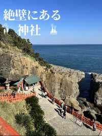 絶壁に位置する神社 本殿は洞窟の中に・・