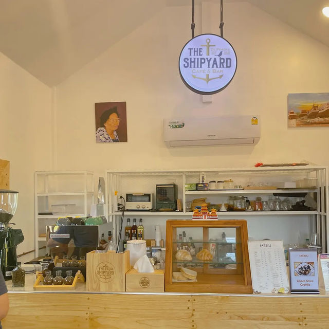 ร้านกาแฟลับในคานเรือ (อู่ซ่อมเรือ) 