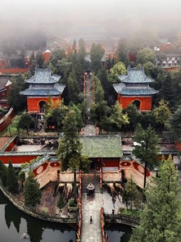 🌄 五大理由帶你遊覽武當山，探索傳奇武當山的魅力！

武當山，位於中國湖北省，是一座神聖的山峰，以其道教、武術和壯麗的自然風光而聞名。以下五大理由，讓你愛上武當山！

1️⃣ 這裡是道教和武當武術的發源地。

2️⃣ 古老的建築－古老的寺廟和祠堂，每個角度都美輪美奐，寧靜祥和。

3️⃣ 壯麗的自然風景－巍峨的山峰、茂密的森林和眾多的健行路線。

4️⃣ 絕佳的拍照地點－在每個觀景點捕捉美好的回憶。

5️⃣ 體驗道地的中國文化－近距離感受道士的生活和傳統文化。

⛰️ 如果你熱愛山川、大自然和寧靜，武當山絕對是你不容錯過的目的地！

#中國#武當山#湖北

📸 cr。 是錢錢Yaa,奈何【小紅書】