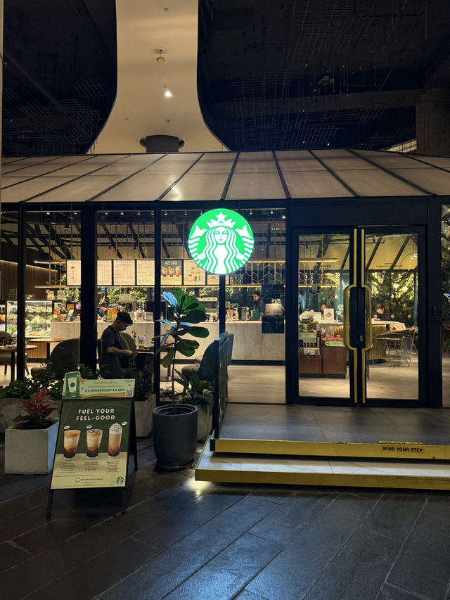 “Starbuck At Emquartier🍵” 