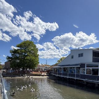 藍天と白い雲、湖の風景を楽しむ旅