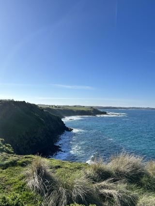 หากคุณต้องการสัมผัสประสบการณ์การเดินทางที่สนุกสนานและหลากหลายในออสเตรเลีย เมลเบิร์นเป็นเมืองที่คุ้มค่าแก่การใช้เวลา 4-5 วันในการสำรวจอย่างช้าๆ! ทริปนี้เน้นความเรียบง่าย ตั้งแต่การสำรวจวัฒนธรรมในเมืองไปจนถึงการออกไปสัมผัสธรรมชาติอันงดงามของออสเตรเลีย รวมถึงสถานที่ท่องเที่ยวในเมืองที่ห้ามพลาด เช่น Graffiti Alley, Federal Square, Queen's Market และกระท่อมสีรุ้งที่ผู้คนนิยมมาถ่ายรูป

🖌️ ทัวร์วัฒนธรรมในเมือง: การผสมผสานที่ลงตัวระหว่างสไตล์เรโทรและเทรนด์
เริ่มต้นด้วยการแนะนำให้ใช้เวลา 2 วันเดินเล่นชมสถานที่สำคัญต่างๆ ในเมืองเมลเบิร์น เพื่อสัมผัสถึงกลิ่นอายทางวรรณกรรมและศิลปะของเมือง แน่นอนว่าคุณไม่ควรพลาด Graffiti Lane (Hosier Lane) ศิลปะบนถนนที่มีสีสันสดใสเหมาะอย่างยิ่งสำหรับภาพปก FB/IG Federation Square ตั้งอยู่ใจกลางเมือง ล้อมรอบด้วยพิพิธภัณฑ์และหอแสดงนิทรรศการมากมาย และคุณจะสัมผัสได้ถึงการผสมผสานระหว่างประเพณีและความทันสมัยในเมลเบิร์น หากเป็นวันอาทิตย์ อย่าลืมไปเยี่ยมชม Queen Victoria Market

☕วัฒนธรรมกาแฟ: คาเฟ่แบบเช็คอินเป็นสิ่งที่ขาดไม่ได้!
เมลเบิร์นเป็นเมืองหลวงแห่งกาแฟของโลก มีคาเฟ่ในเมืองมากมาย แต่ละแห่งเต็มไปด้วยเอกลักษณ์ แนะนำให้เลือกแถวถนน Degraves หรือ Center Place

🏖️ไฮไลท์: Rainbow Cottage, Brighton
เมื่อมาเยือนเมลเบิร์น อย่าลืมแวะไปที่หาด Brighton Beach บ้านพักตากอากาศหลากสีสันเรียงราย สวยงามราวกับภาพวาดในยามแสงแดดส่อง แนะนำให้ถ่ายภาพในช่วงแสงและเงาที่สวยที่สุด (15.00-17.00 น.) โดยมองเห็นวิวเส้นขอบฟ้าของเมืองและคลื่นทะเล บรรยากาศจะงดงามมาก! 📍ที่อยู่: Esplanade, Brighton VIC 3186 เปิดตลอดวัน

🚗เส้นทางขับรถใกล้เคียง: สำรวจธรรมชาติ + บำบัดสัตว์เล็ก
เพื่อหลีกหนีความวุ่นวายของเมือง แนะนำให้จัดเวลา 2-3 วันเพื่อขับรถไปสัมผัสธรรมชาติ เส้นทางท่องเที่ยวที่โด่งดังที่สุดคือทริปเที่ยวแบบไปเช้าเย็นกลับบนถนน Great Ocean Road ซึ่งเป็นการพักผ่อนที่ยอดเยี่ยม คุณจะได้สัมผัสกับเสาหินที่เกิดจากการกัดเซาะของทะเลอันงดงามของ Twelve Apostles และทิวทัศน์เมืองชายทะเลที่สวยงามตลอดเส้นทาง นอกจากนี้ยังมีเกาะฟิลลิปในยามค่ำคืนที่คุณจะได้เห็นนกเพนกวินตัวน้อยน่ารักกลับรังของพวกมัน น่ารักจนคุณต้องน้ำตาไหล! หากคุณมีเด็กๆ ในกลุ่ม คุณสามารถนั่งรถไฟไอน้ำ Puffing Billy ซึ่งล้อมรอบด้วยป่าไม้ตลอดทาง เพื่อย้อนกลับไปสู่ความรู้สึกในวัยเด็กของคุณ

🍷 ทริปสุดประทับใจแบบประหยัดงบ: ไร่องุ่น Yarra Valley
สำหรับผู้ที่สนใจไวน์ Yarra Valley เป็นสถานที่ที่ไม่ควรพลาด คุณสามารถจองทัวร์ไร่องุ่นระหว่างการเดินทาง ผ่อนคลายไปพร้อมกับการชิม และสัมผัสวิถีชีวิตในเมลเบิร์นได้ทันที!

♨️ การบำบัดด้วยสปา: สปา Mornington Peninsula
สุดท้ายแต่ไม่ท้ายสุด เพื่อคลายความเหนื่อยล้า ควรไปที่ Peninsula Hot Springs ใน Mornington เพื่อสัมผัสกับบ่อน้ำพุร้อนกลางแจ้งและสปาโคลนเพื่อปิดท้ายการเดินทาง

📌 เคล็ดลับเล็กๆ น้อยๆ สำหรับการเดินทาง:
1. ใช้รถรางฟรีในเมือง สะดวกมาก
2. สำหรับชานเมืองใกล้เคียง เช่น ถนนเกรทโอเชียนโรด เกาะฟิลิป หุบเขาแยร์รา ฯลฯ แนะนำให้เช่ารถยนต์ขับเอง เพื่อความยืดหยุ่นในการวางแผนการเดินทาง
3. ร้านกาแฟในเขตเมืองส่วนใหญ่ปิดเร็ว (ประมาณ 16.00-17.00 น.)
4. สภาพอากาศในเมลเบิร์นเปลี่ยนแปลงได้ง่าย ดังนั้นอย่าลืมพกเสื้อแจ็คเก็ตและครีมกันแดดในช่วงฤดูร้อน

จริงๆ แล้ว ถ้าคุณเที่ยวเมลเบิร์นแบบฟรีๆ 5 วัน ไม่ว่าจะเป็นการถ่ายรูป พักผ่อน สำรวจศิลปะและธรรมชาติ ก็จะไม่น่าเบื่อเลย เหมาะสำหรับคนที่ชอบการท่องเที่ยวแบบเจาะลึก! คุณรออะไรอยู่ วางแผนการเดินทางครั้งต่อไปของคุณเลย~

#ทริปฟรีเมลเบิร์น #ถ่ายรูปที่เรนโบว์เคบิน #ขับรถบนถนนเกรทโอเชียนโรด #ท่องเที่ยวออสเตรเลีย #เพนกวินเกาะฟิลิป