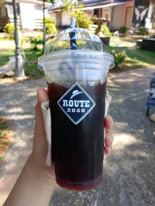 #รับส่วนลดไม่พึ่งดวง route 2050  เป็นคาเฟ่และรีสอร์ท ไว้ให้บริการสำหรับนักท่องเที่ยว ที่มาเที่ยวอำเภอเขมราฐ มีโอกาสได้ไปชิมกาแฟและโรตี รสชาติกาแฟแบบคั่วเข้ม รสชาติเข้มถึงใจ หอมกาแฟคั่วมาก แล้วโรตีถ่ายไม่ทัน แต่รสชาติอร่อย กล่อมกล่อม และทางร้านยังมีเมนูสเต็กไว้บริการด้วยแต่วันนี้ไม่ได้ลอง ไว้จะไปลองแล้วมารีวิวให้อีกทีค่ะ ส่วนบรรยากาศร้านตกแต่งโล่งโปร่ง สบายๆ มีห้องแอร์ และด้านหลังข้างนอกเป็นสวน ร่มรื่นมาก ต้นไม้เยอะ อากาศเย็นสบาย กว้างขว้าง เจ้าของร้านน่ารัก แนะนำดีมากค่ะ ใครผ่านมาเขมราฐร้านจะอยู่ถึงก่อนตัวหอนาฬิกา มีไดโนเสาร์ตัวใหญ่หน้าร้านค่ะ 