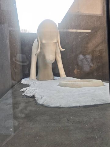 雪の中のアートな考古学現場へ：青森県立美術館。 | Trip.com 青森市