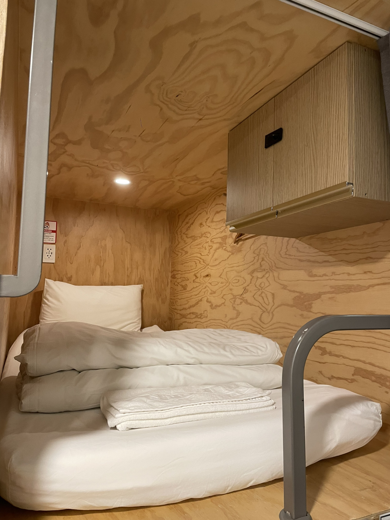 📍STEP INN Myeongdong 1
Address: 55 Myeongdong-gil, Jung-gu, Seoul, South Korea
💰: From approx. 2,000 yen/person (Dormitory)

Since I was traveling solo to Korea this time, I stayed at "Step Inn Myeongdong 1."
I chose it based on price, so I honestly didn't expect much in terms of quality. However, it's located right in the absolute center of Myeongdong, making it an incredibly accessible accommodation! 😳
You can easily walk to Namdaemun Market, Myeongdong Cathedral, and the Lotte Department Store.

The interior is simple but clean, and it comes fully equipped with amenities for a comfortable stay, including a shared lounge, free Wi-Fi, and complimentary breakfast service!
While it isn't particularly luxurious, having a breakfast of bread and cereal included made for a very satisfying stay. ✨

⚠️ A few things to keep in mind:
· There's nowhere to put your things in the shower room.
(You can place items inside the mirrored cabinet in the shower room, but it's pretty small. Keep in mind that the shower room also doubles as your changing space.)
· You can't open your suitcase in the room.
(There are about 6 beds per room, but the walkways are narrow, so you'll likely have to open your suitcase out in the hallway. However, as long as your suitcase is closed, you can store it inside the locked room, so you don't have to worry about security.)

I highly recommend this spot for anyone looking to save money while prioritizing location, or for solo travelers staying for just a night!