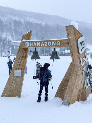 🏔️ 如何冬季遊覽二世古
世界級滑雪小鎮,擁有“輕盈蓬鬆的粉雪”,吸引著來自世界各地的滑雪愛好者✈️❄️
感覺就像…歐洲度假勝地加上你體驗過的最柔軟的日本雪! 🤍🌨️
📍 二世古位於哪裡?
📌 北海道西部尻別郡
📌 被羊蹄山(一座形狀像迷你富士山的火山)環繞 🗻✨
📌 擁有滑雪村、咖啡館和酒吧,充滿國際風格
📌 前往洞爺湖和小樽交通便利
🗺️ 距札幌的距離
· 🚗 自駕:2-2.5 小時(路況濕滑,需要經驗豐富的駕駛!)
· 🚌 從新千歲機場搭乘直達巴士更為便利 🚍
· 🚆 搭乘 JR 列車至俱知安站,然後換乘接駁巴士前往度假村 🚐
這裡給人的感覺是“一個酷炫的滑雪度假村,彷彿置身於異國小鎮”,“既有奢華的國際化氛圍,又保留了濃鬱的日式風情。” 🤍🇯🇵
⛷️ 二世古有哪些值得一看的景點?
🏂 1) 日本最佳滑雪體驗
粉雪輕盈滑溜!
✔️ 提供滑雪學校,適合初學者。
✔️ 經驗豐富的滑雪者可以挑戰野雪滑行(需嚮導)。
🌃 2) 夜間滑雪
在金色燈光和輕柔雪花的映襯下,體驗夜間滑雪的樂趣。
宛如冬季運動電影! 🎥✨
🗻 3) 羊蹄山美景
美得像「迷你富士山」。處處皆是拍照勝地。
這裡有許多可以欣賞美景的咖啡館! 📸💙
♨️ 4) 滑雪後泡溫泉。
極致的幸福是:
「疲憊的身體 → 熱水澡 → 雪花飄落在頭髮上」 🛁❄️
🍷 5) 比羅夫村,一個超酷的滑雪小鎮
咖啡館、水療中心、葡萄酒吧、精釀酒吧——到處都是外國遊客。
感覺像是一個奢華的海外城市,但又很友善。 🍸🌨️
🍽️ 二世古的美食
🥩 找到了附近地區頂級的和牛。
🧀 盡情享用起司、牛奶和優格——北海道以這些聞名。 🐄
🍷 精釀葡萄酒和啤酒——夜晚的亮點。
🍜 滑雪後吃拉麵 = 必體驗!
💡 熱門時段:知名餐廳需預訂,尤其是高級餐廳。
🏨 哪個區域最適合住宿?
📍 比羅夫村(強烈推薦)
✔️ 靠近滑雪纜車
✔️ 眾多餐廳和酒吧
✔️ 免費接駁車服務
🌟 終極願望:
滑雪進出 + 私人溫泉房
從房間直接滑雪 = 夢想中的滑雪生活 🏂✨
🧤 二世古滑雪穿搭指南
氣溫:-6°C 至 -15°C
大風 + 大雪 ❄️💨
✔️ 防風滑雪服
✔️ 防水手套
✔️ 暖手寶(非常實用!)
✔️ 防霧滑雪鏡
✔️ 帽子/頭巾
🎒 必備物品
📌 防曬乳(雪地反光)
📌 暖手寶(用於背部、手部和足部)
📌 滑雪靴袋(保持靴子乾燥)
📌 滑雪防霧噴霧滑雪鏡
💬 人生必體驗的時刻
清晨,搭乘纜車,伴著輕柔的雪花,在只有自己呼吸聲的靜謐中穿梭。結束一天的滑雪之旅後,泡個熱水澡,享受溫暖的溫泉。
看著雪花在升騰的蒸氣中飄落……你會明白,「觸手可及的幸福竟然如此簡單」。 🤍🌨️🛁
#二世古 #二世古比羅夫 #日本滑雪 #粉紅雪 #北海道冬季 #日本滑雪 #溫泉生活 #北海道旅行 #北海道冬季 #日本滑雪 #北海道之旅 ❄️🏔️🧤✨